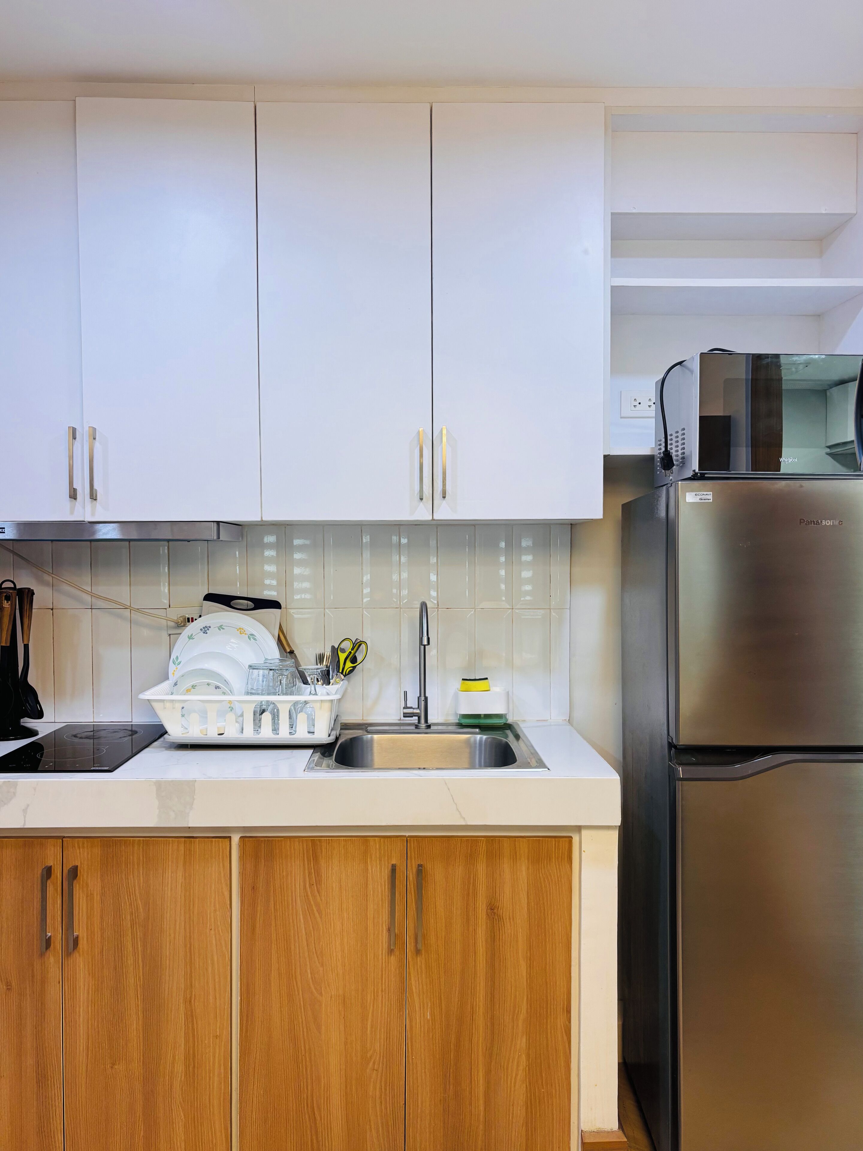 Refrigerador, microondas, placa de cocina