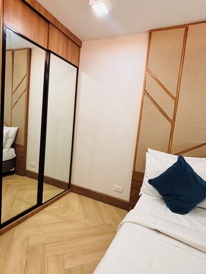 2 bedrooms, iron/ironing board, internet, bed sheets