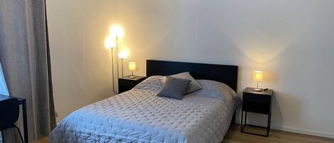 1 dormitori, planxa i posts de planxar, Internet i roba de llit