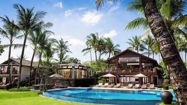 A resort with a large pool, multiple buildings, and palm trees. - Villa Semarapura | 5BR Luxury Oceanfront Villa | Pool & Full Staff (Kabupaten Badung)
