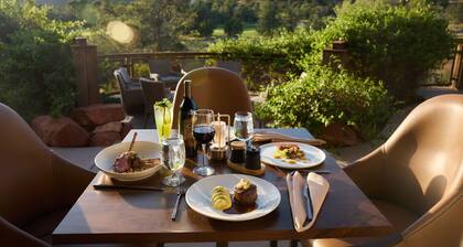 Luxury Townhome - Exclusive guest access to a members-only golf club, pool, and resort amenities!