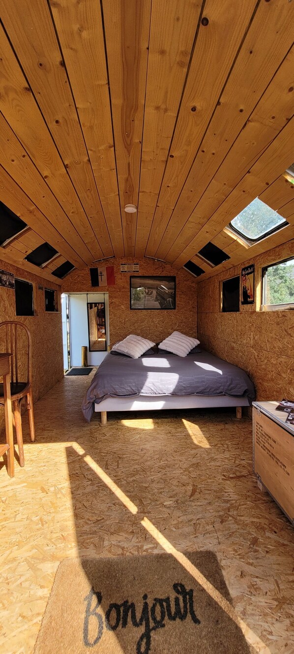 1 bedroom, bed sheets