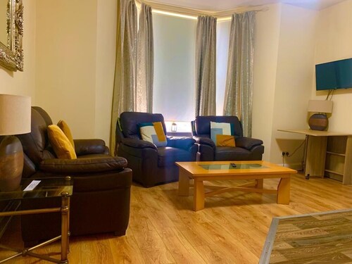 2 Bedroom Apartment - Clarendon 69