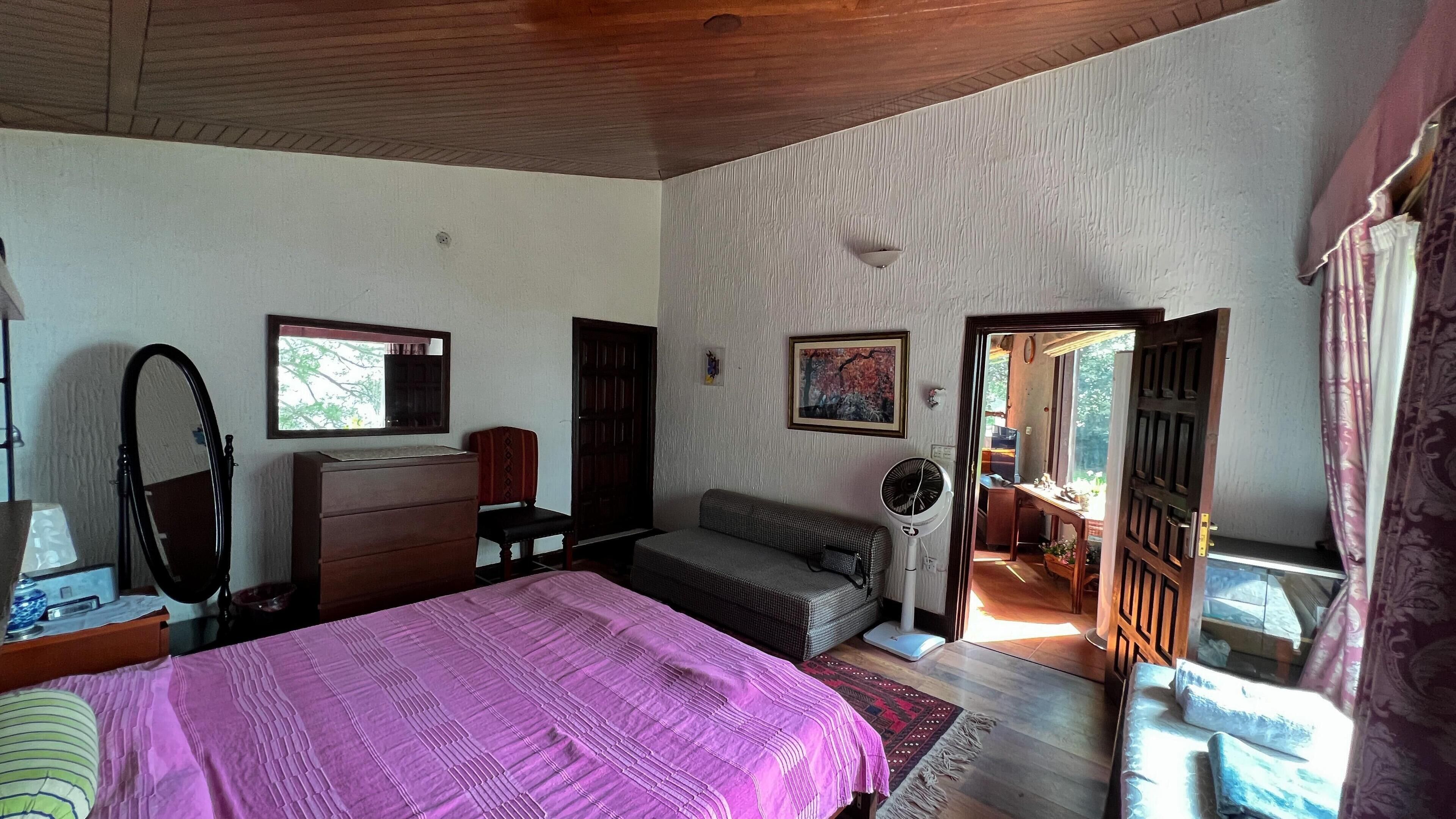 3 habitaciones, caja de seguridad en la habitación y escritorio 