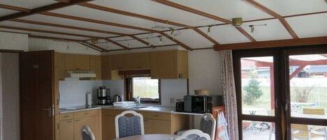 Réfrigérateur, four à micro-ondes, surface de cuisson, cafetiÚre-théiÚre