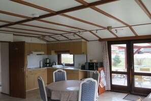 Refrigerador, microondas, parrilla de estufa y cafetera y tetera 