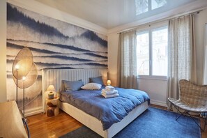 1 dormitorio, tabla de planchar con plancha, ropa de cama
