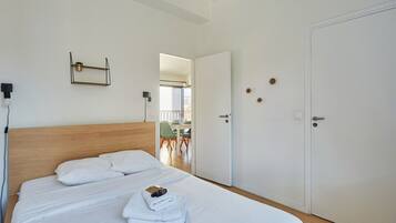 1 habitación, escritorio, tabla de planchar con plancha y ropa de cama