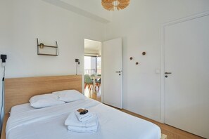 1 habitación, escritorio, tabla de planchar con plancha y ropa de cama