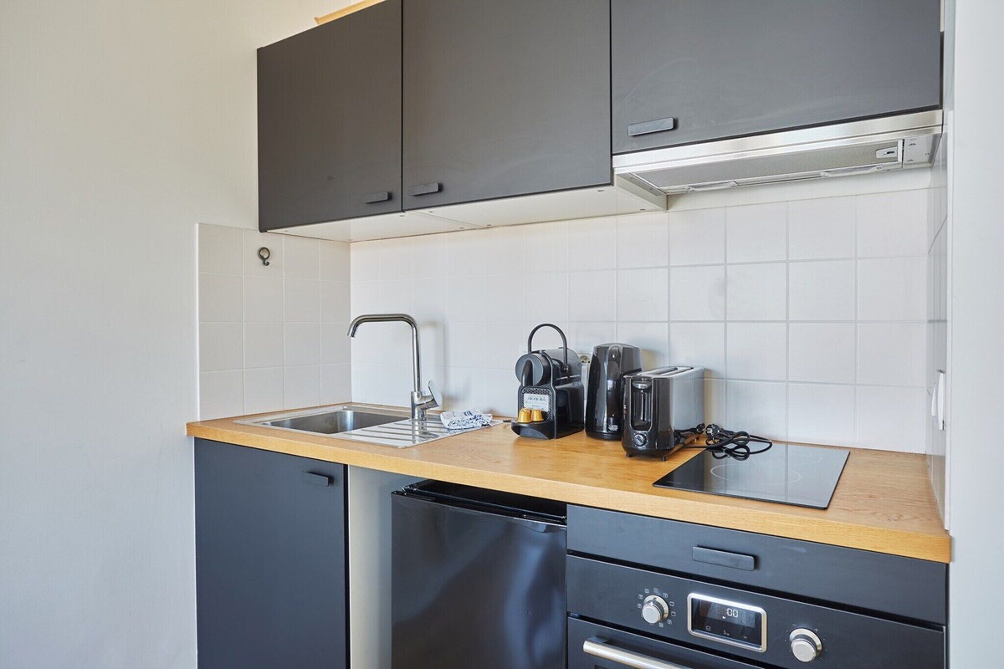 Refrigerador, horno, placa de cocina, cafetera/tetera