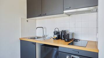 Refrigerador, horno, placa de cocina, cafetera/tetera