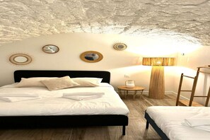 1 chambre, bureau, fer et planche à repasser, draps fournis