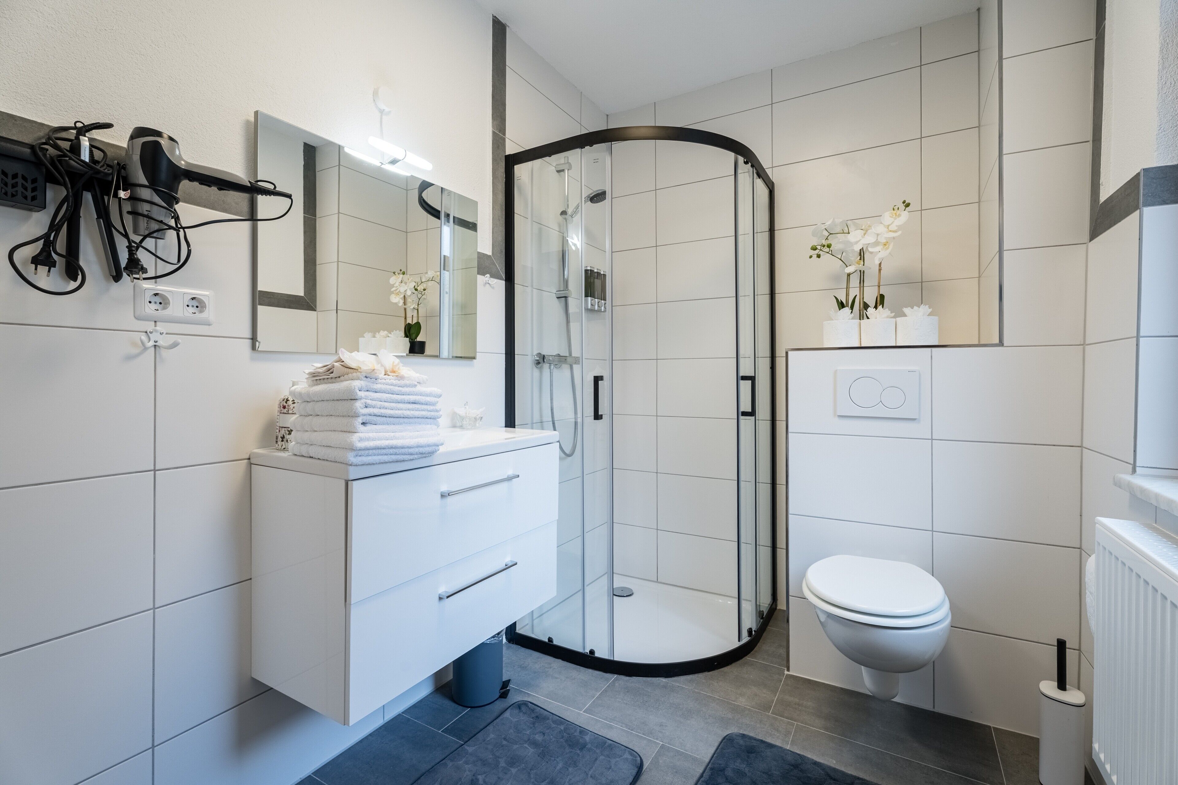 Douche, articles de toilette gratuits, sèche-cheveux