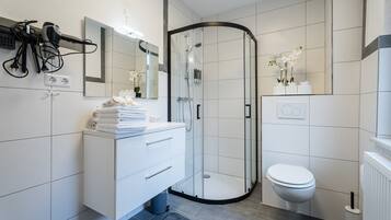 Douche, articles de toilette gratuits, sĂšche-cheveux