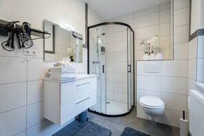 Regadera, amenidades de baño gratuitas, secadora de cabello, toallas 