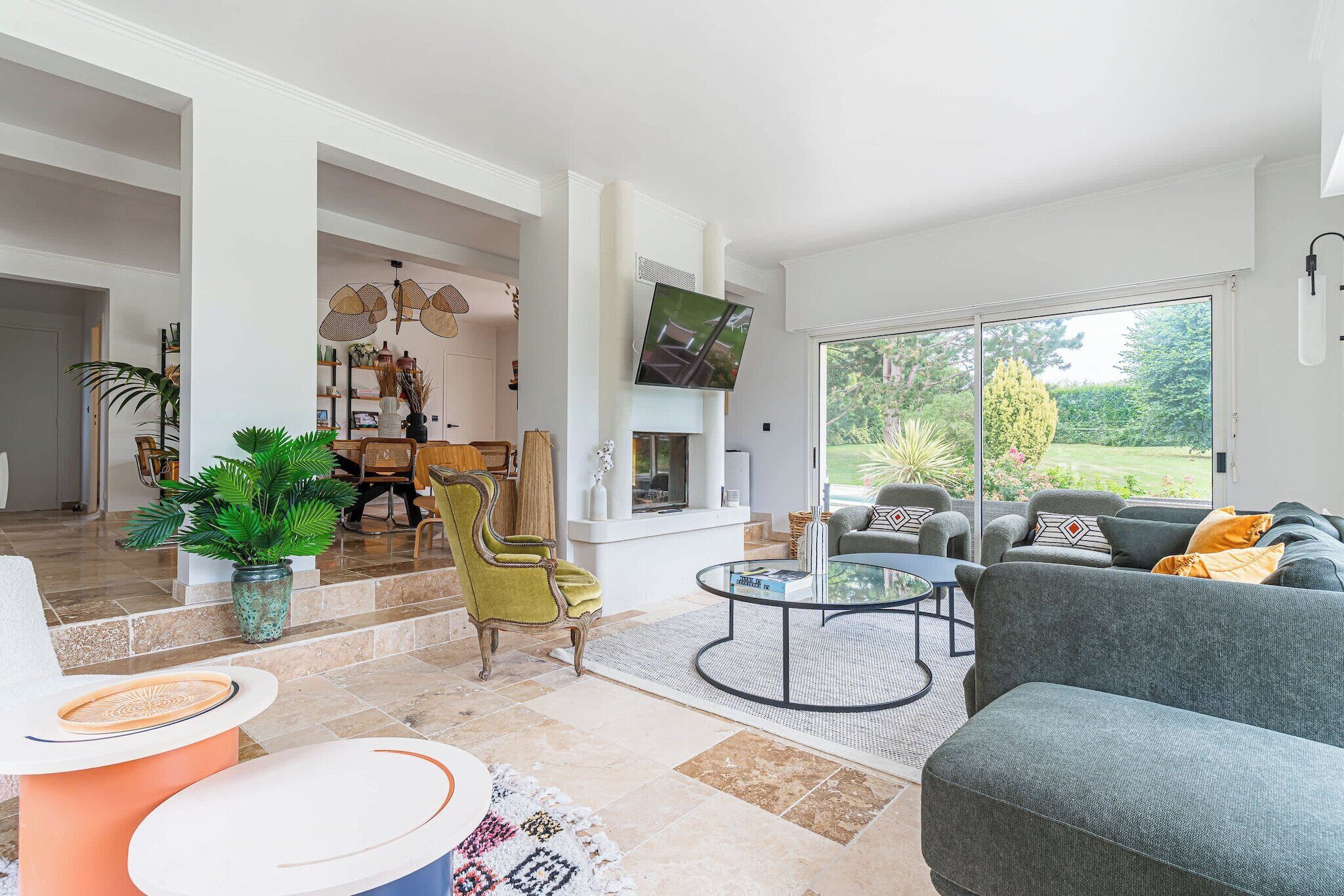 Smart-tv, een open haard, een tafeltennistafel en een stereo