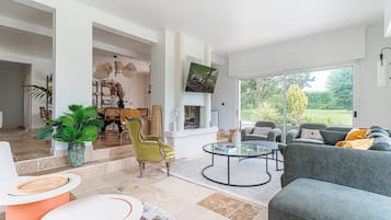 Televisión, chimenea, tenis de mesa y estéreo