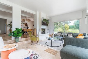 Smart TV, fireplace, ping pong, stereo