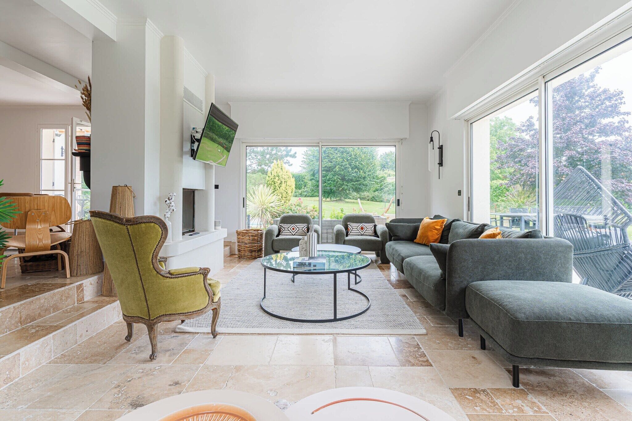 Smart-tv, pejs, bordtennisbord, stereoanlæg