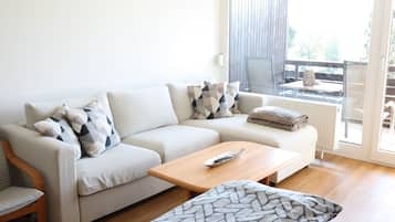 Una televisión, una mesa de tenis de mesa