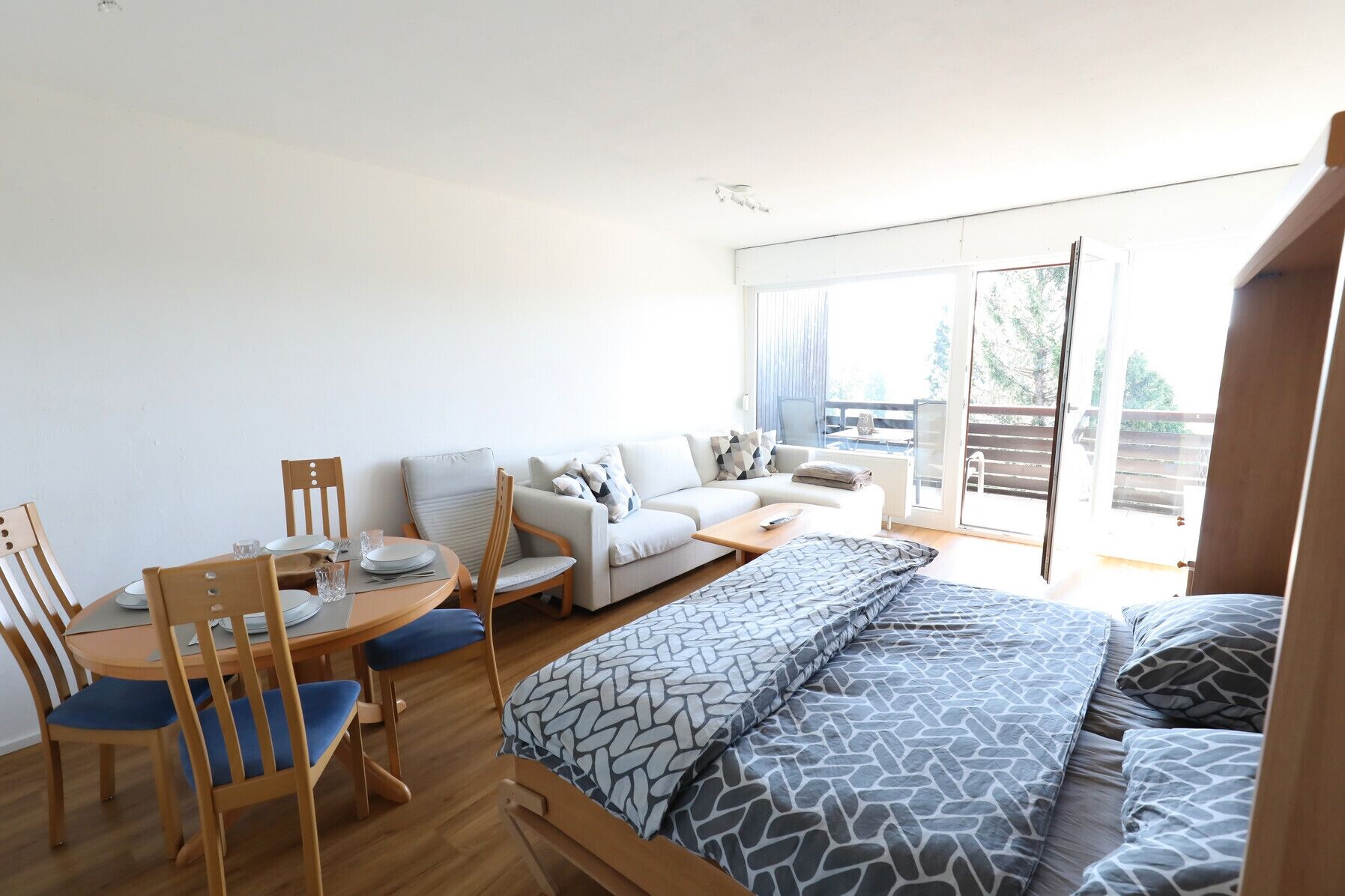 Una televisión, una mesa de tenis de mesa