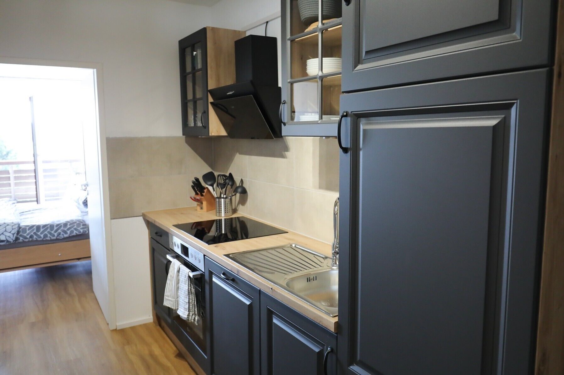 Kühlschrank, Mikrowelle, Ofen, Herdplatte