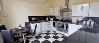 5 Bedroom Holiday House – Clarendon 65