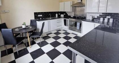 5 Bedroom Holiday House – Clarendon 65