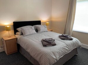 5 habitaciones, tabla de planchar con plancha, wifi y ropa de cama