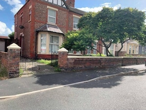Exterior - 5 Bedroom Holiday House – Clarendon 65 (Wallasey)