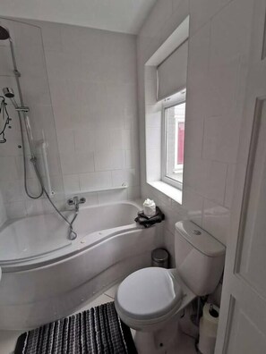 Hair dryer, towels, soap, toilet paper - 5 Bedroom Holiday House – Clarendon 65 (Wallasey)
