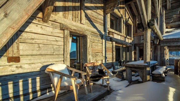 A wooden cabin with a porch, a bench, and a table. - Chalet La Roche du Renard - 300 m² chalet in Gérardmer, sauna (Gérardmer)