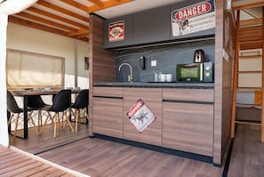 تناول الطعام داخل الغرفة