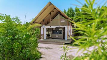 Vista frontal de la propiedad