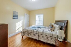 4 bedrooms, iron/ironing board, Internet, bed sheets