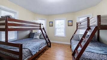 4 bedrooms, iron/ironing board, internet, bed sheets