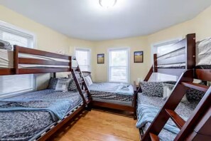 4 bedrooms, iron/ironing board, Internet, bed sheets
