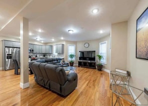 Living area - FREE Parking & Modern 4BR 2BA 1st-floor Boston Stay Near Red Line, Laundry 233/1 (Boston)