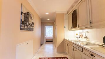 Comfort Apartment, 2 Bedrooms, Beach View | Private kitchen