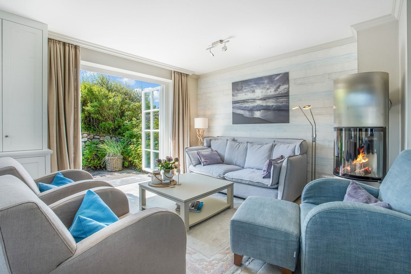 Una televisión, una chimenea, un reproductor estéreo