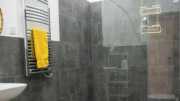 デラックス ダブルルーム | バスルーム | ヘアドライヤー、タオル、石鹸、トイレットペーパー