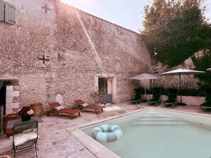 Una piscina al aire libre de temporada