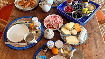 Free daily full breakfast