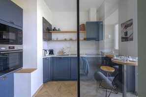 Réfrigérateur, four à micro-ondes, un four, surface de cuisson