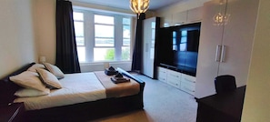 3 habitaciones, tabla de planchar con plancha, wifi y ropa de cama