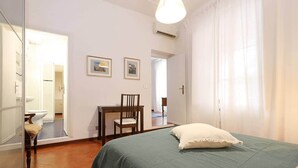 1 habitación, escritorio, tabla de planchar con plancha y cuna de viaje 