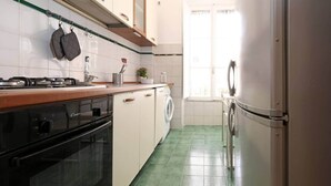 Cafetera/tetera, refrigerador, microondas, horno