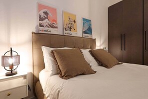 1 chambre, bureau, fer et planche à repasser, lit de bébé portatif