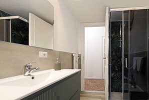 SĂšche-cheveux, bidet, serviettes fournies, savon