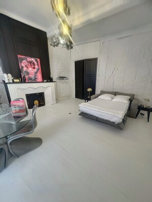 3 bedrooms, iron/ironing board, internet, bed sheets